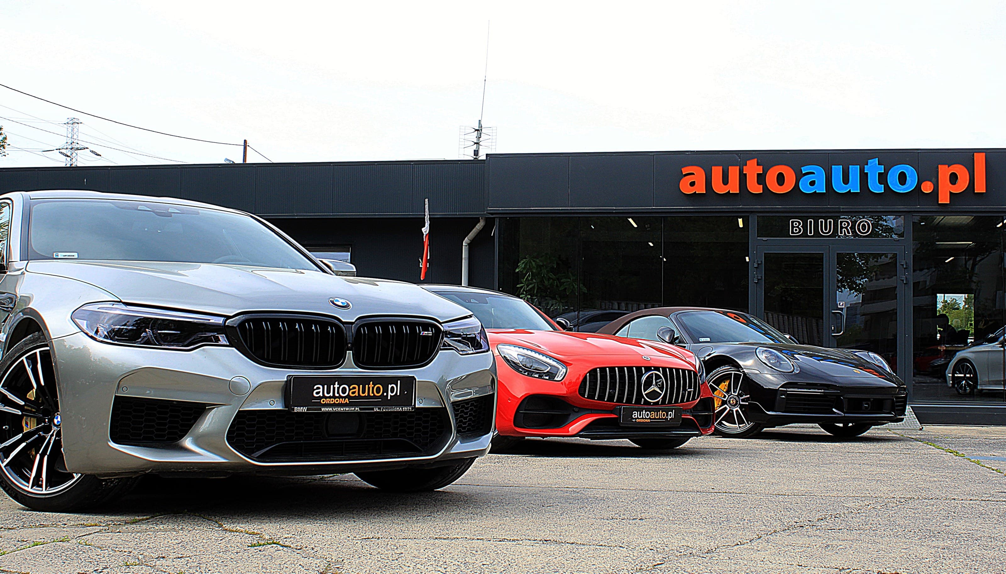 Samochody prezentowane przed salonem grupy autoauto.pl